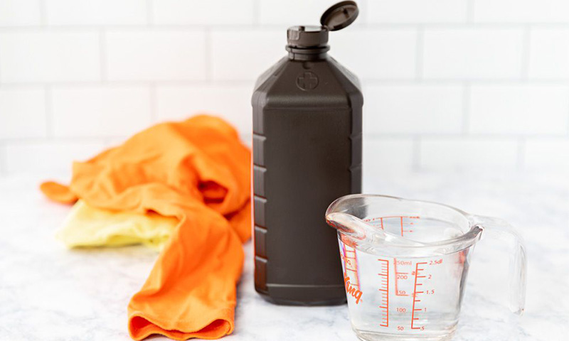 Tẩy sạch quần áo bị mốc chấm đen bằng oxy già (hydrogen peroxide)