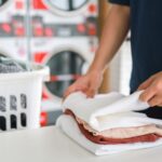 Cách giặt đồ trắng bằng máy giặt không bị xỉn màu, bám cặn